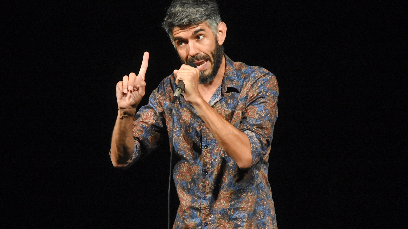 Il campione mondiale di Poetry Slam ad Arezzo con il suo mix divertente e originale tra poesia performativa e stand up comedy