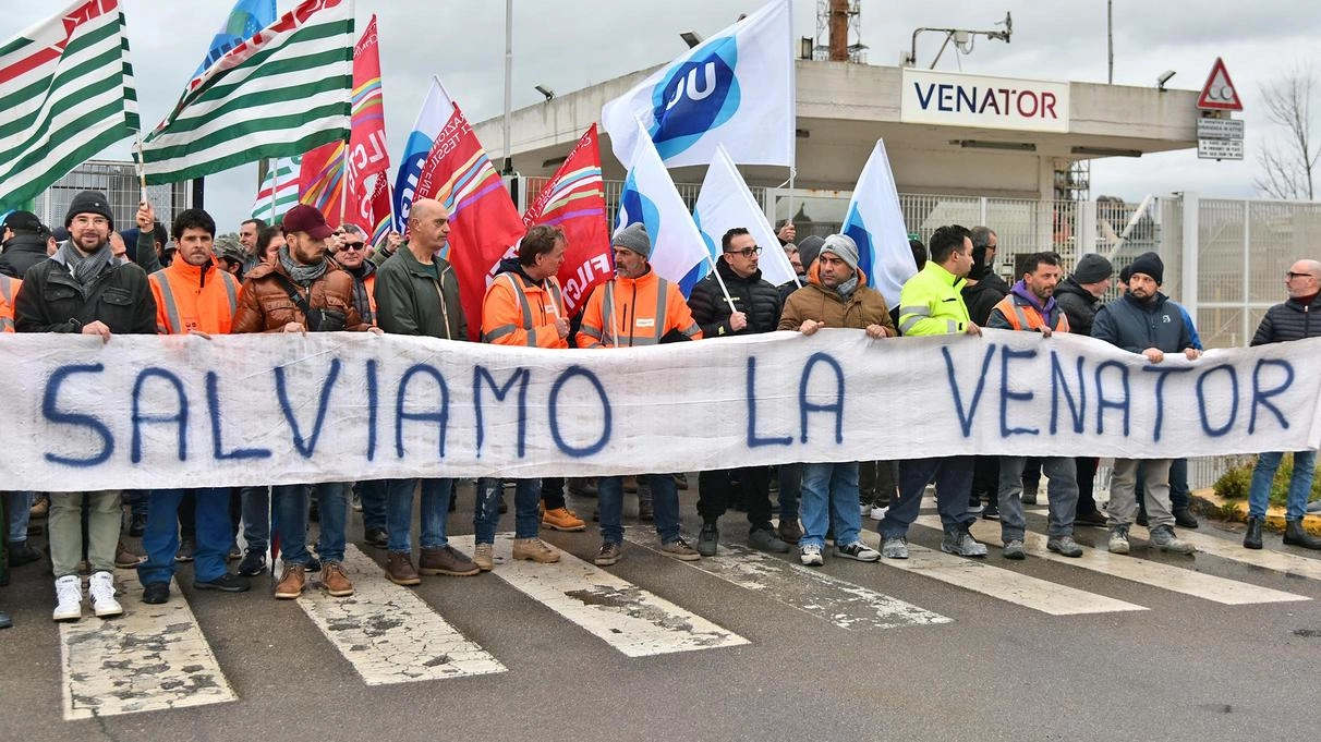 Dipendenti e sindacalisti il giorno della mobilitazione davanti all’ingresso dello stabilimento di Scarlino