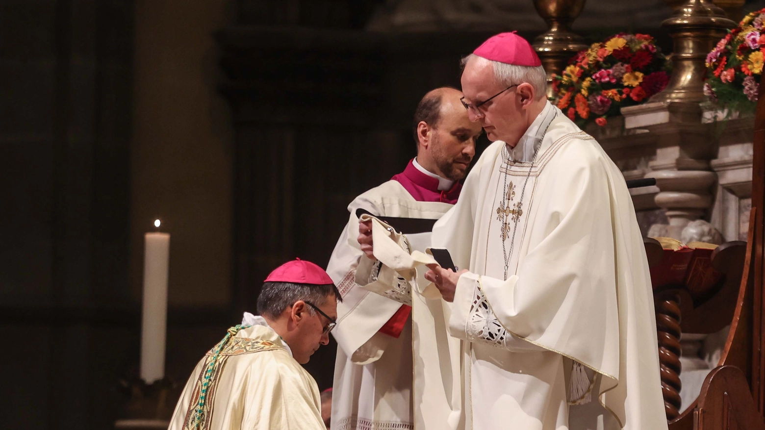 Il nunzio apostolico impone il pallio a mons. Gambelli

