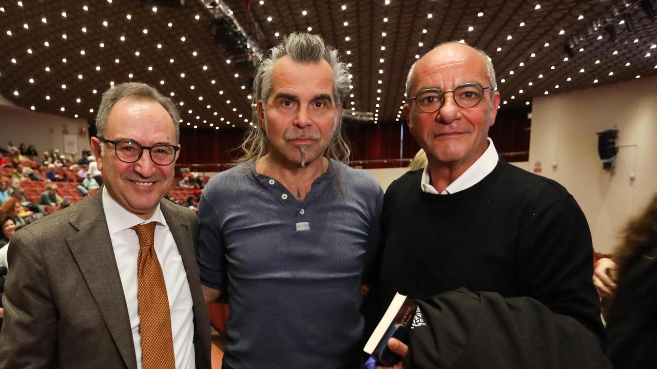 Piero Pelù a TourismA con l’archeologo Giuliano Volpe e don Antonio Loffredo delle Catacombe San Gennaro di Napoli