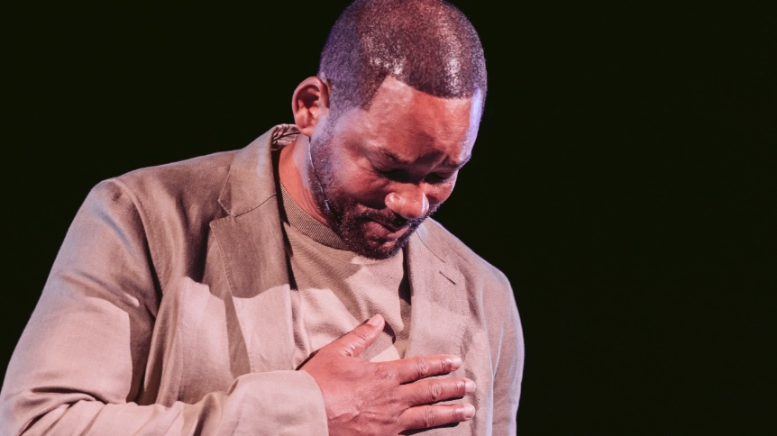 Will Smith si commuove durante il suo monologo al Teatro del Silenzio: l’applauso del pubblico