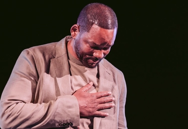 Will Smith si commuove durante il suo monologo al Teatro del Silenzio: l’applauso del pubblico
