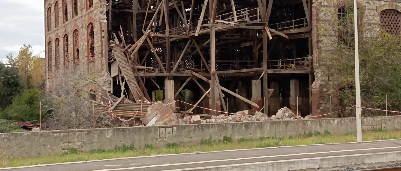 Crollo alla Sitoco a Orbetello: preoccupazione per materiali pericolosi e mancanza di interventi. Urge soluzione per trasformare l'area in opportunità di sviluppo.