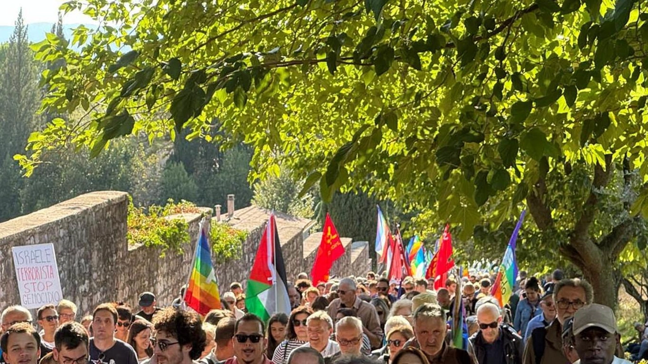 L’ascesa della Marcia della Pace verso la piazza della Basilica di Assisi «Mobilitazione straordinaria per far sentire a tutti la nostra voce»