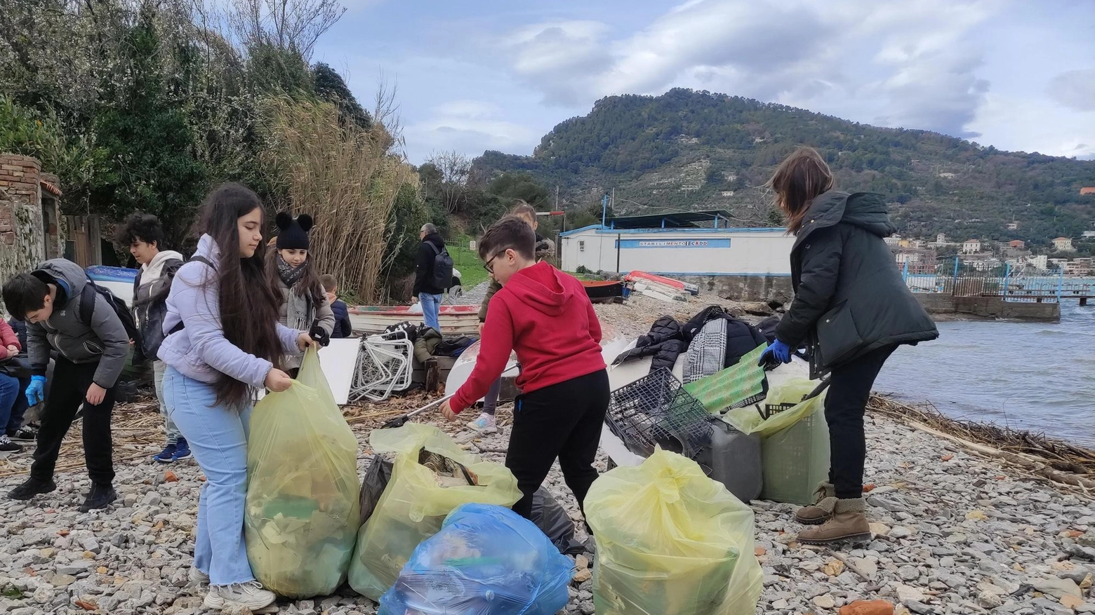 Studenti liberano dai rifiuti le spiagge della Palmaria