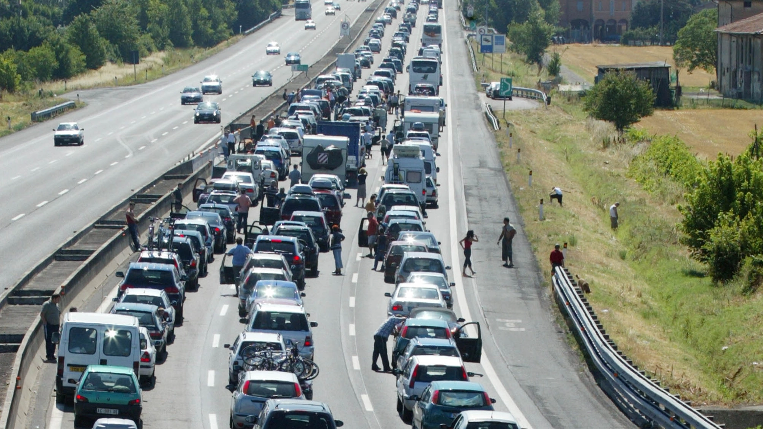 A14 choc, autostrada senza pannelli di divisione in contrada Cantagallo a Fermo. L'allarme dei residenti: "Un pezzo di pneumatico è arrivato nel cortile come proiettile. E se avessero colpito i bambini?". Immagine di repertorio