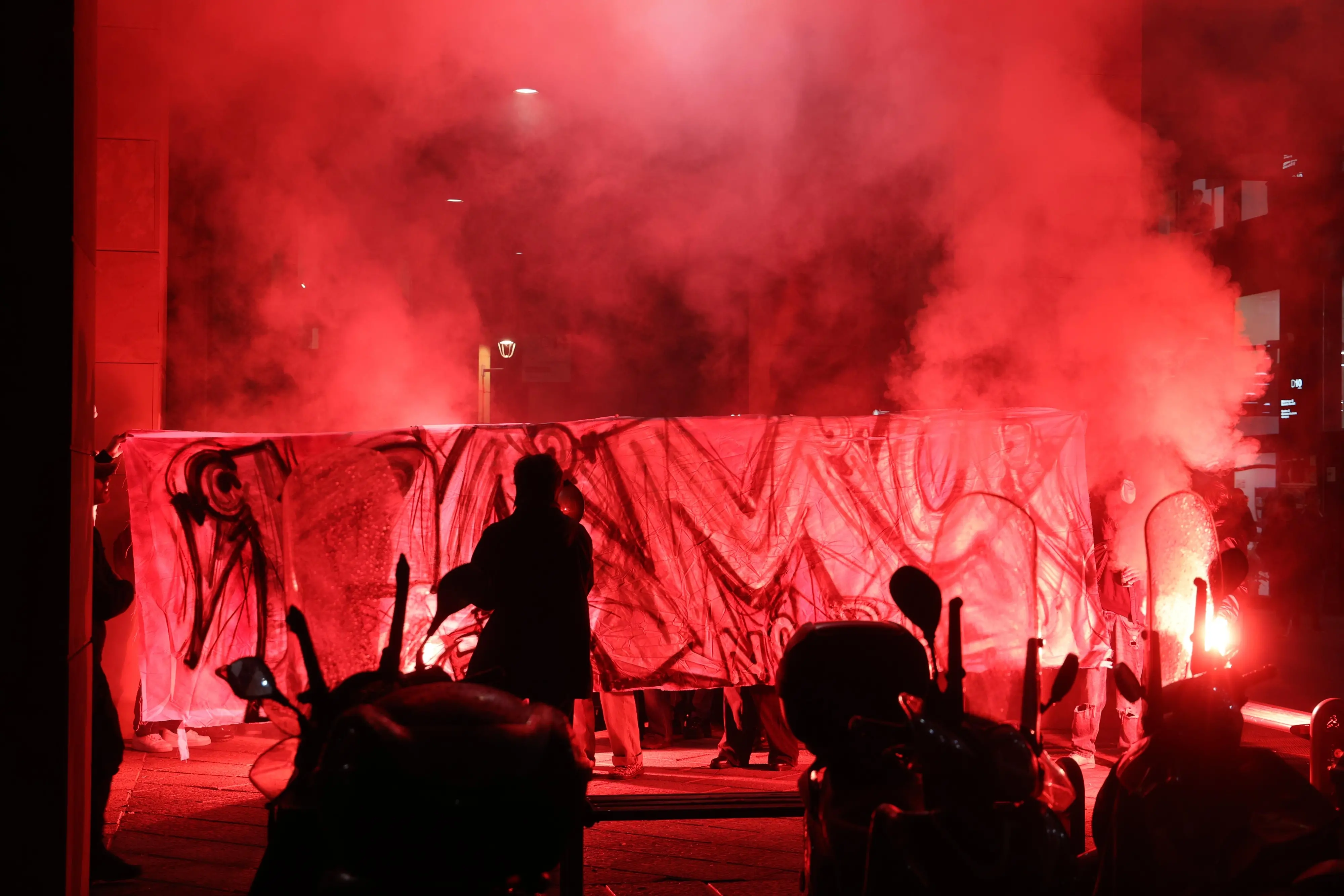 Corteo per Ramy a Firenze, cento manifestanti in strada. Cori, striscioni e fumogeni