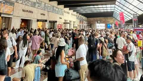 La folla alla stazione di Firenze Santa Maria Novella nella mattina del 19 luglio