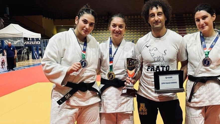 Le ragazze dell’Accademia Prato a Lignano Sabbiadoro insieme al tecnico Fabio Barni