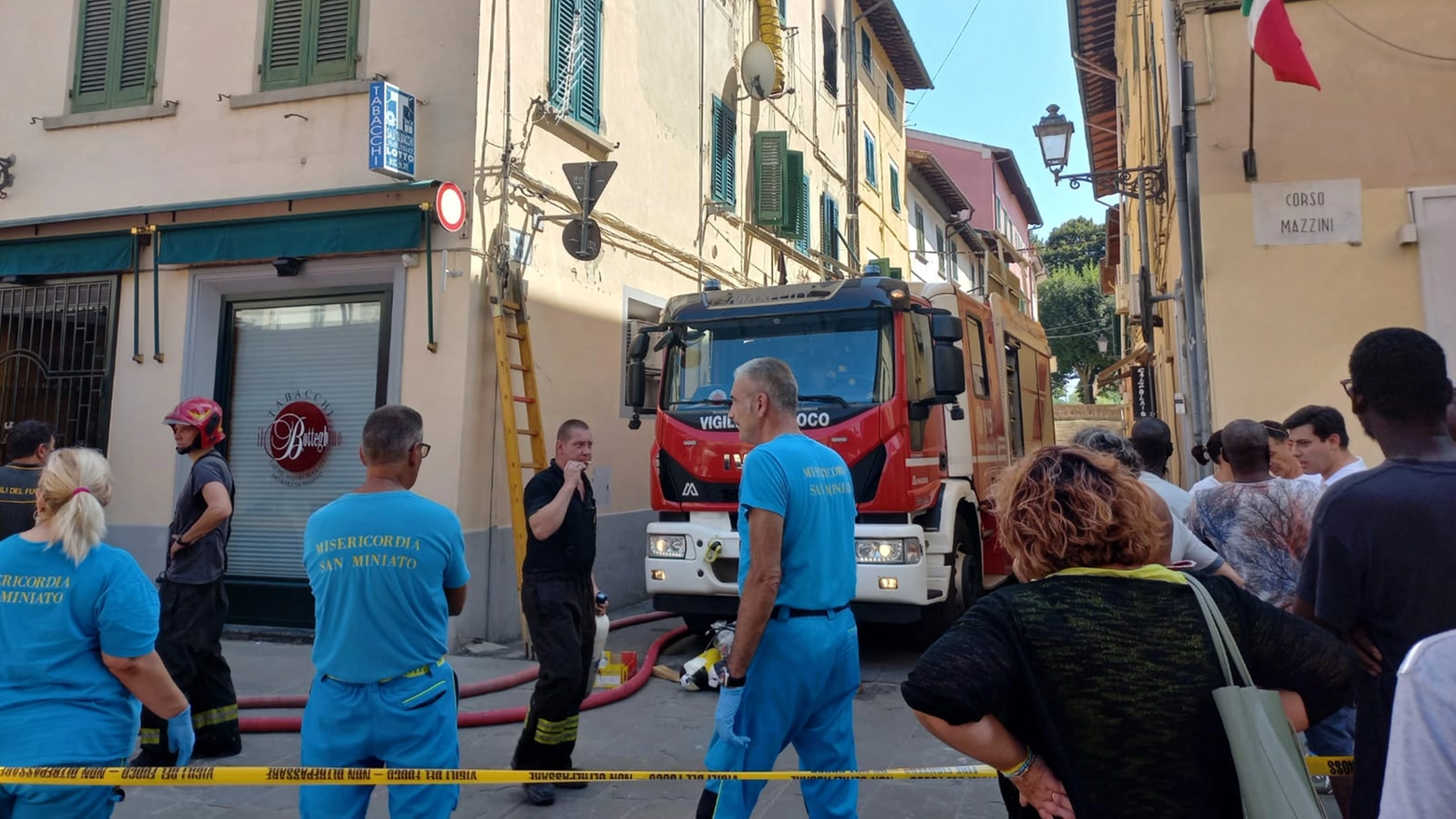 Alcuni momenti dei soccorsi a Santa Croce sull'Arno. Nell'incendio dell'appartamento è morta una bambina. Dodici gli intossicati non gravi