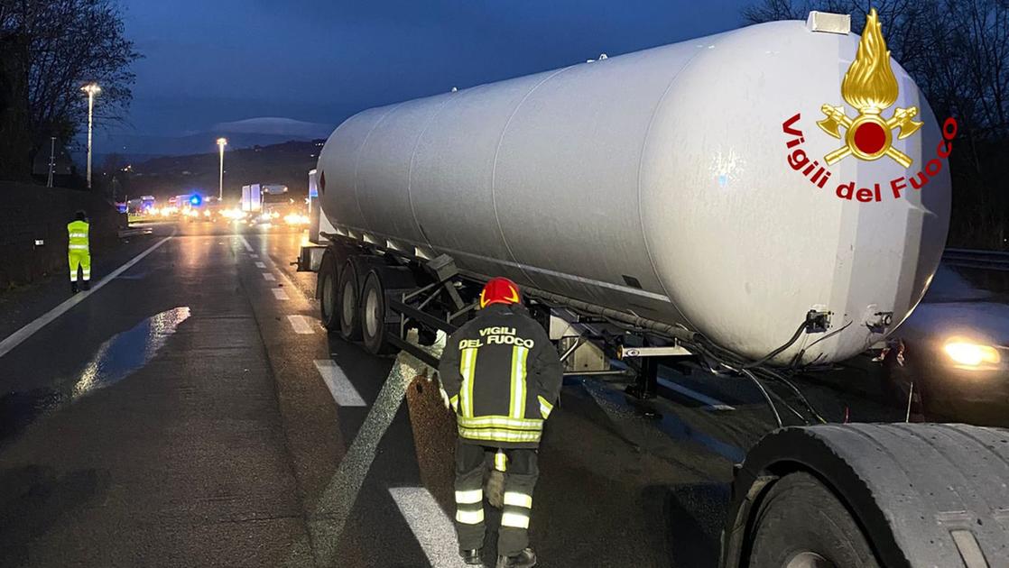 Cisterna di Gpl si stacca dalla motrice, strada chiusa: “Serviranno ore per rimuoverla”