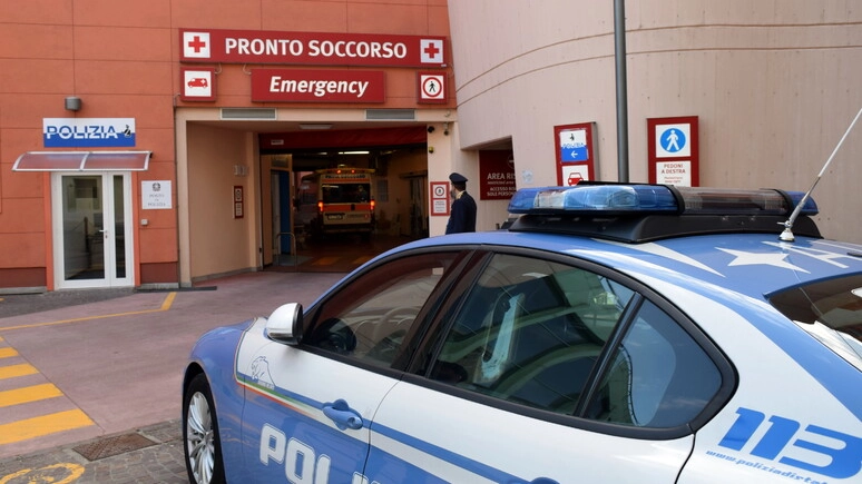 Un'auto della polizia davanti all'ospedale