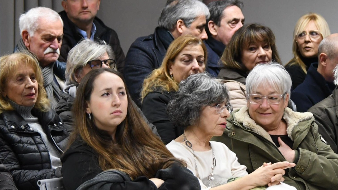 I cittadini durante il consiglio comunale ad hoc sulla sanità tenutosi a Carrara la scorsa settimana. Un fiume di polemiche a proteste di comitati e partiti