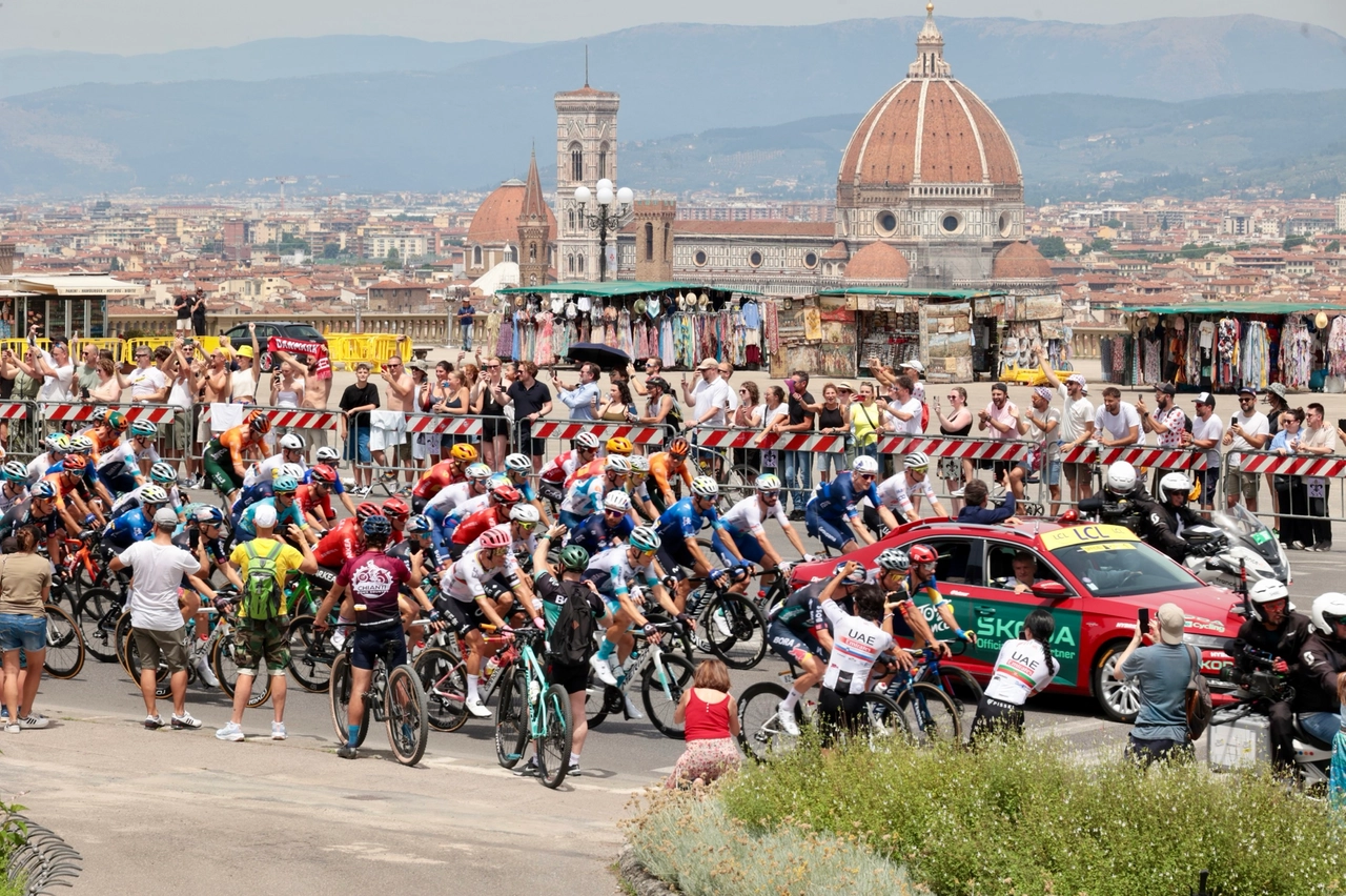 Il passaggio del gruppo da piazzale Michelangelo a Firenze