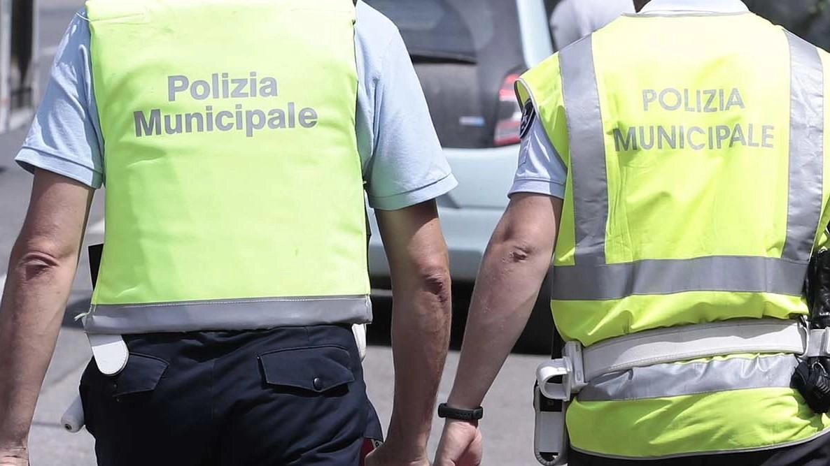 Una guida turistica è stata derubata in pieno centro storico a Siena, perdendo portafoglio e documenti. Chiede aiuto alle autorità per risalire all'autore del furto.