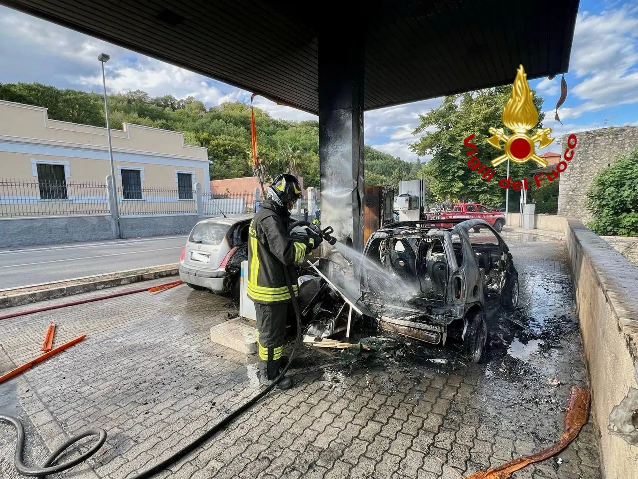 Paura al distributore di benzina, tre auto a fuoco. Un ferito con ustioni alle gambe