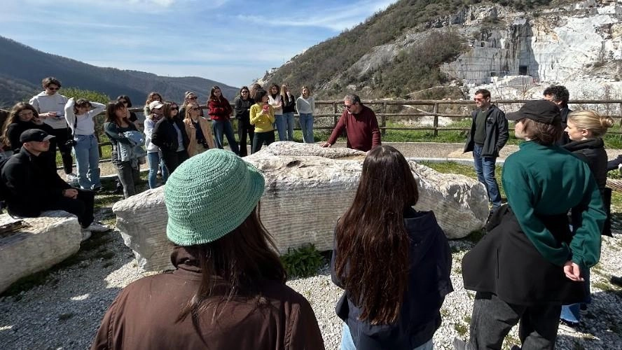 Sabato alla Galleria Votre sarà inaugurata la mostra ’Progettare le infrastrutture culturali della città’. Gli spazi verdi della struttura in viale XX Settembre pensati per avere una ’vita’ indipendente.