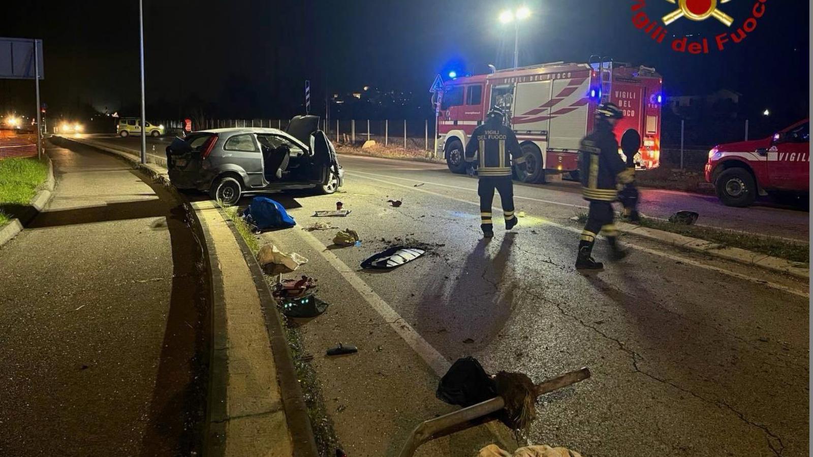 Grave incidente nella notte, due feriti nell’auto ribaltata