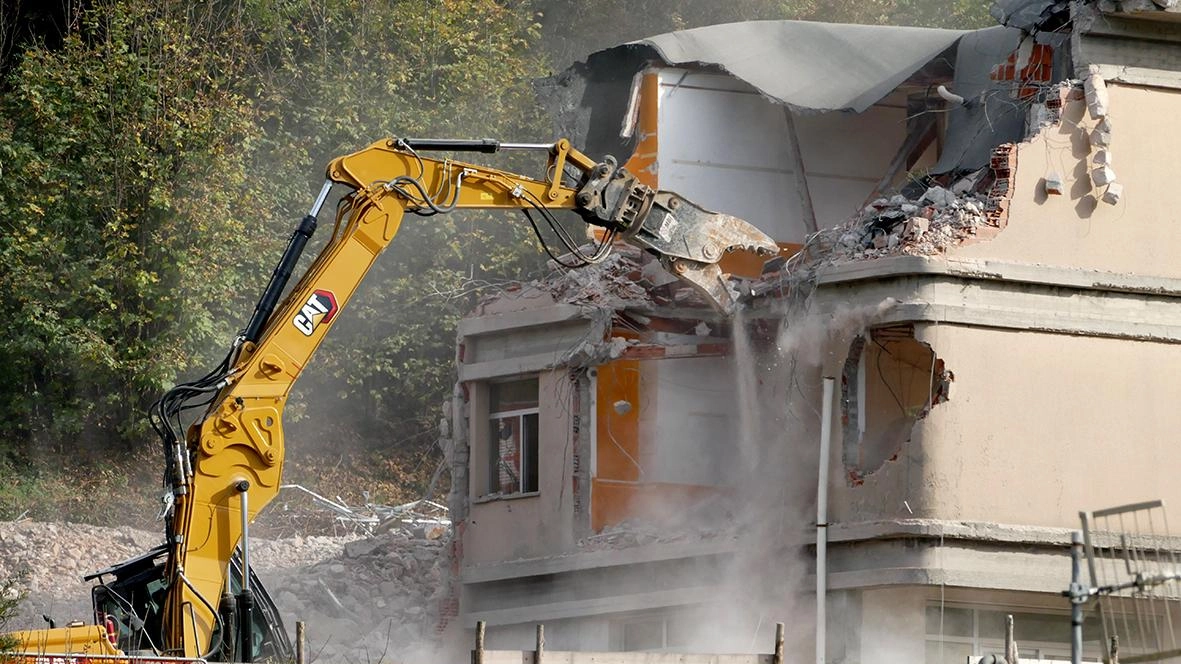 Un momento della demolizione dell’edificio di Campotizzoro che era stato costruito nella seconda metà degli anni Settanta