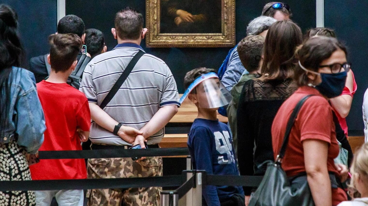 La celebra opera del Genio presa d’assalto dai visitatori: adesso la ristrutturazione del Louvre ne rende necessario il. trasferimento