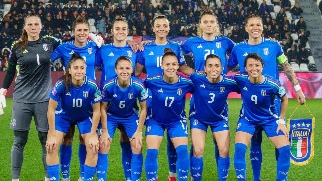 Sfida sotto la pioggia battente. Le azzurre fonte di ispirazione. Sugli spalti tante giovanissime