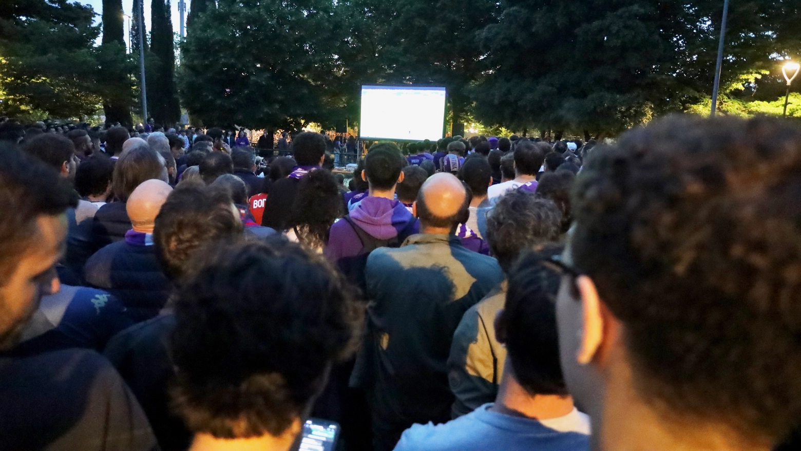 I tifosi della Fiorentina davanti ai maxischermi a Campo di Marte (Foto Giuseppe Cabras / New Press Photo)