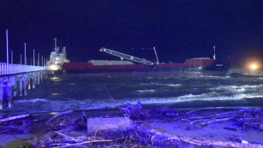 Nave di oltre cento metri finisce contro il pontile di Marina di Massa