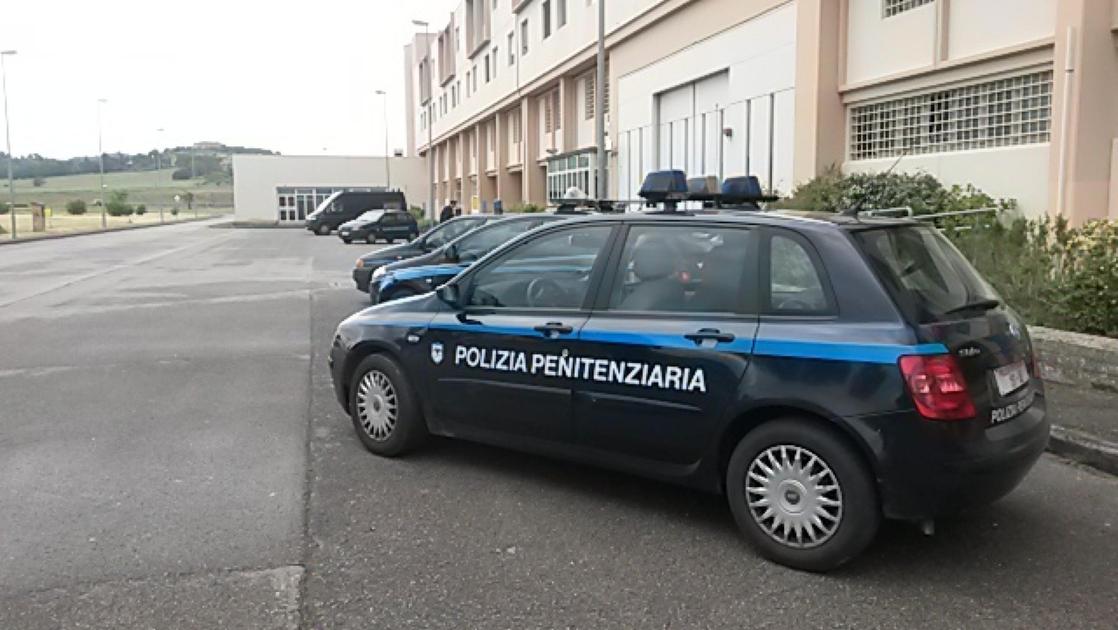 Dà fuoco alla cella nella quale è rinchiuso, detenuto muore in carcere