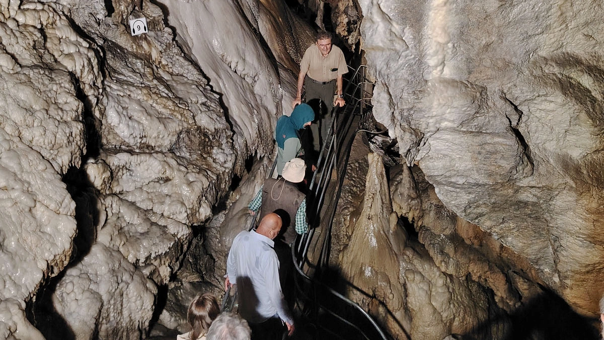 Un momento di una speciale escursione all’interno della Grotta del Vento Previsti tre incontri per celebrare i 60 anni dalla prima escursione (Foto Borghesi)