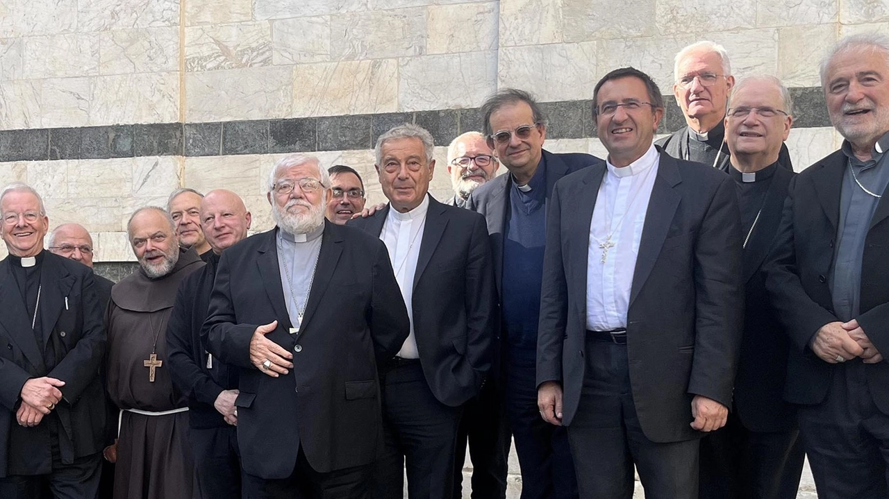 Il cardinale Augusto Paolo Lojudice con i vescovi toscani ospiti a Siena