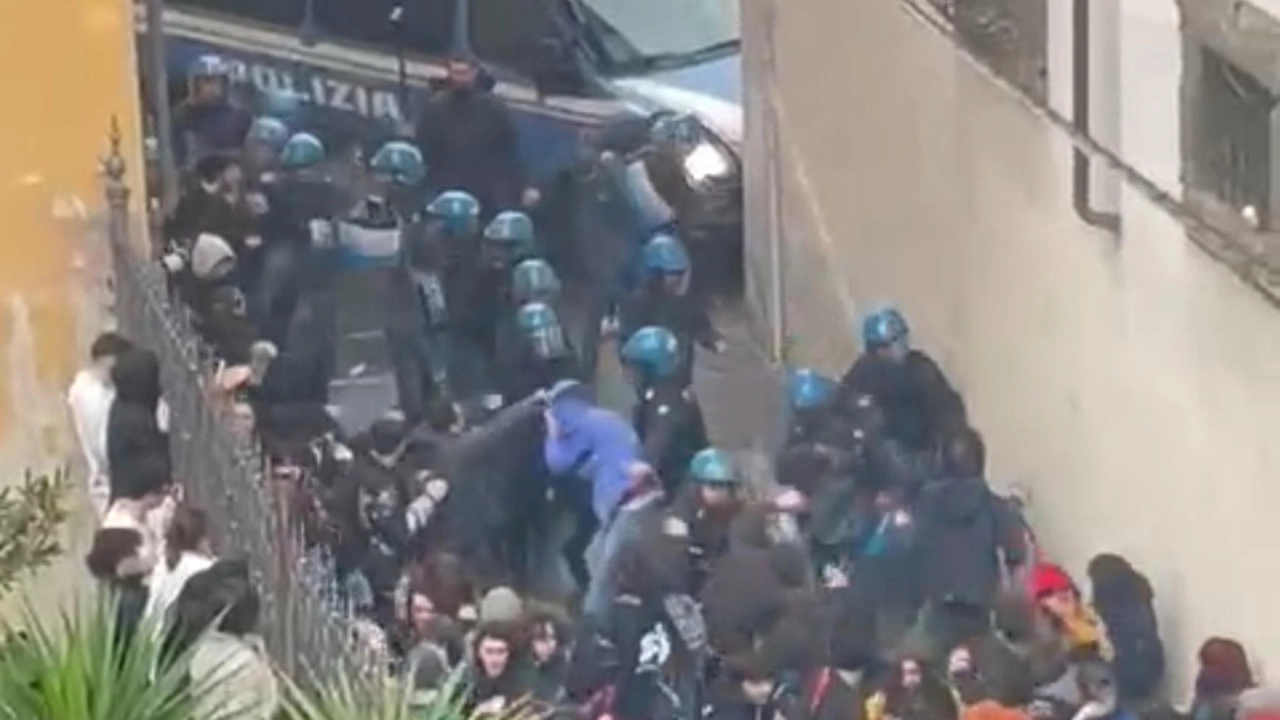 Cariche della polizia nel centro di Pisa durante il corteo studentesco che voleva raggiungere piazza dei Cavalieri. I poliziotti schierati a protezione di uno degli accessi alla piazza hanno caricato gli studenti che stavo cercando di oltrepassare lo sbarramento (Foto Ansa)