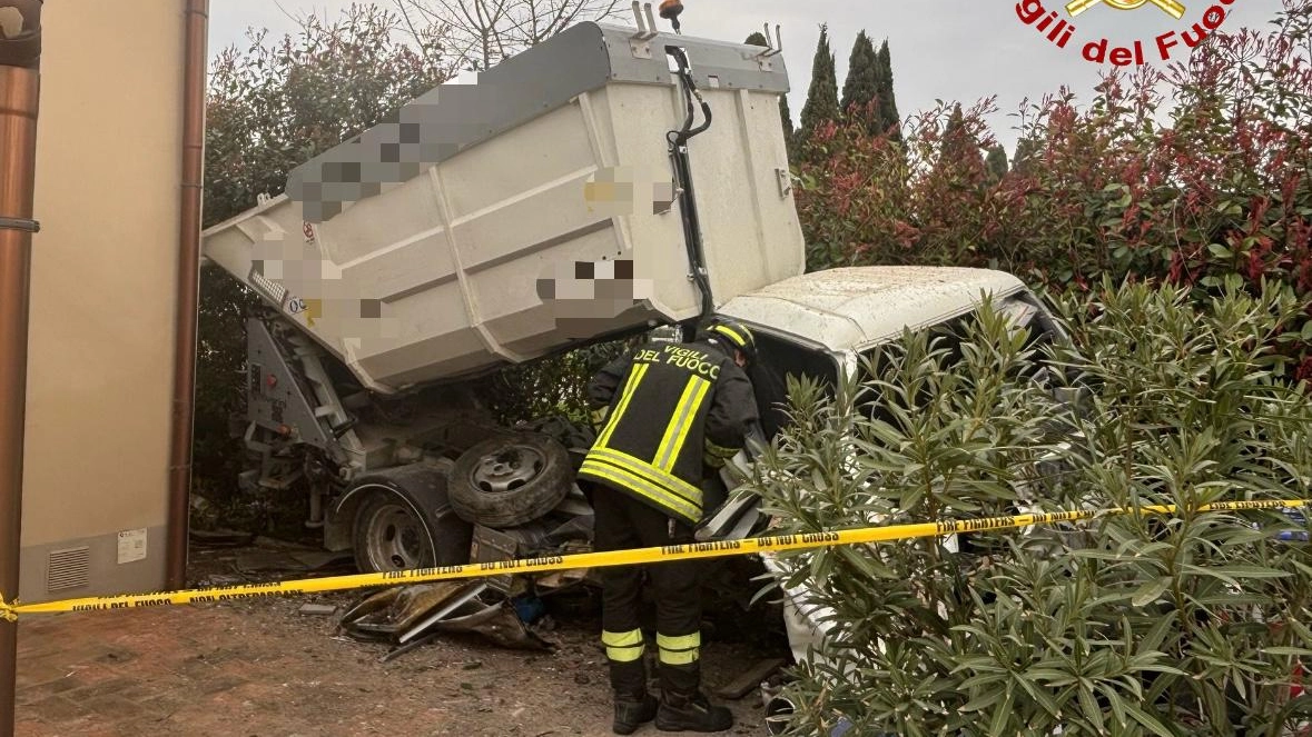 Il mezzo coinvolto nell'incidente e l'intervento dei vigili del fuoco