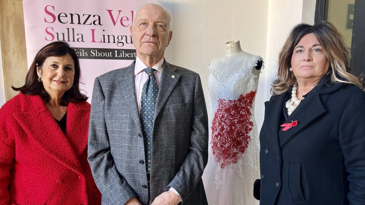 In via San Jacopo un vestito da sposa macchiato col colore del sangue e cucito da donne rinate grazie al lavoro dopo le violenze. A cura di Senza veli sulla lingua .