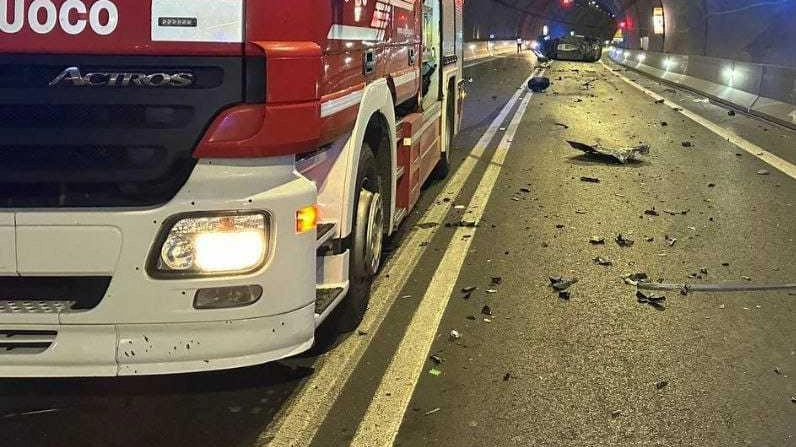 Conducente ricoverato in terapia intensiva dopo incidente lungo la Perugia-Ancona. Scontro in galleria, auto ribaltata. Carabinieri indagano sulle cause. Altro incidente senza gravi conseguenze a Cenerente.