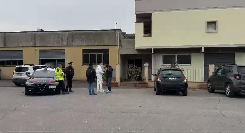 Omicidio e tentato suicidio: uccide la compagna, poi si lancia dalla finestra