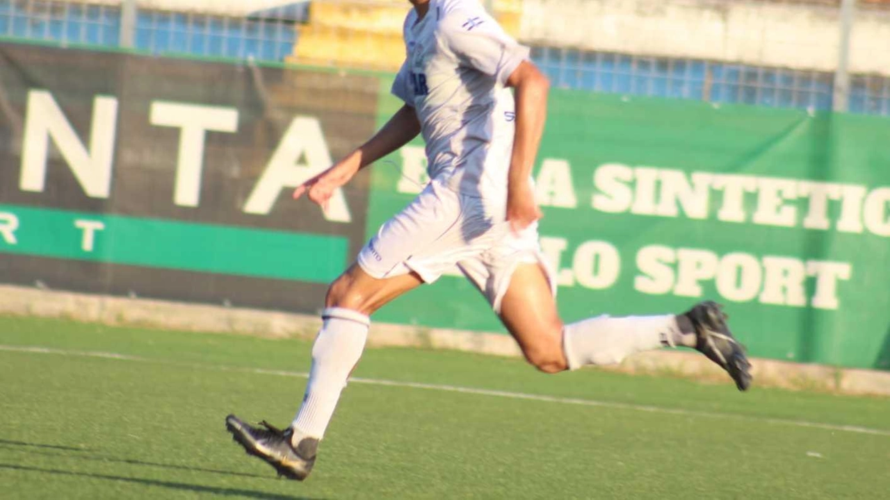 La mezzapunta Lorenzo Lepri. , numero 8 del Seravezza in Serie D, domenica a Ghivizzano ha inciso come spesso fa quando subentra