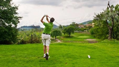 Una panoramica del suggestivo percorso del Golf Club di Montecatini dove si contano circa duemila piante di ulivo (Foto di repertorio)