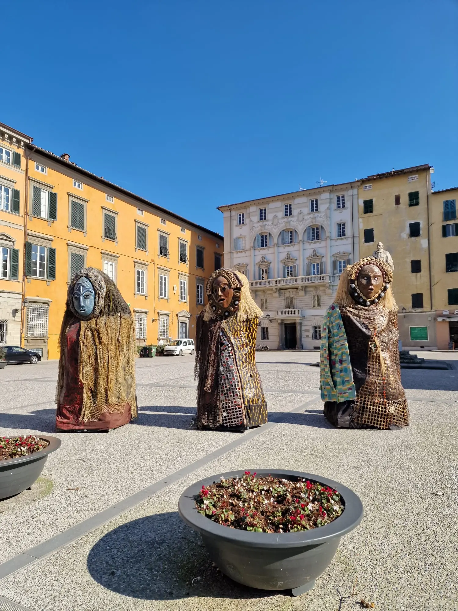 Attenti al Gorilla a Palazzo Pretorio, spuntano Sciamani e teschi per Lucca in Maschera 2025