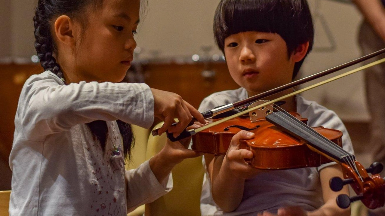 Due piccoli allievi della scuola Verdi. Tra i cinesi il 22% ha meno di 18 anni e solo il 2,5% più di 65