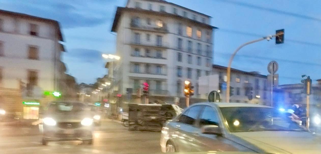 Incidente in viale Milton, auto ribaltata