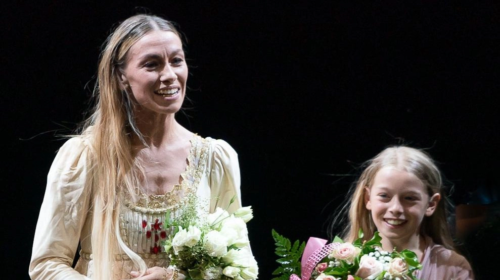 Eleonora Abbagnato con la figlia Julia Balzaretti, 12enne, protagoniste dello spettacolo ’Giulietta’, andato in scena per l’ultima. volta a Massa