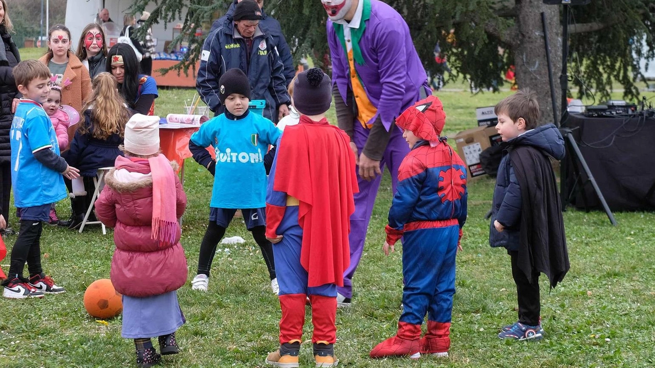 Nella foto d’archivio un momento di festa con i bambini mascherati in occasione del Carnevale e un animatore