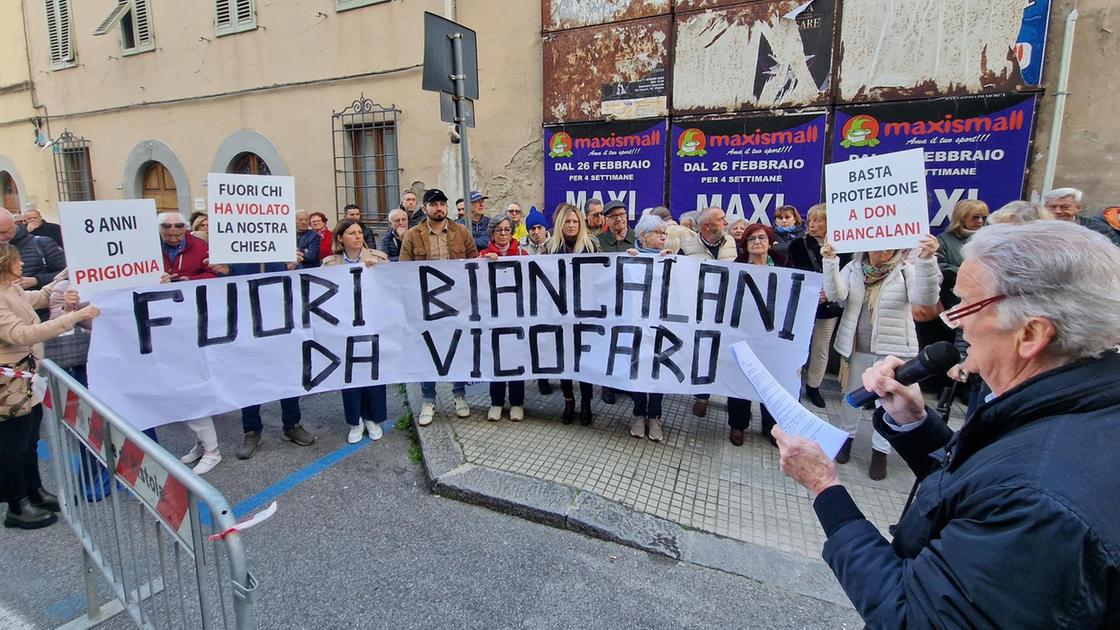 https://www.lanazione.it/image-service/view/acePublic/alias/contentid/ZTg1YmM3YWQtMDU1ZS00/0/protesta-sotto-la-curia-il-comitato-residenti-via-don-biancalani-oppure-il-vescovo.jpeg?f=16:9&w=1200&h=630