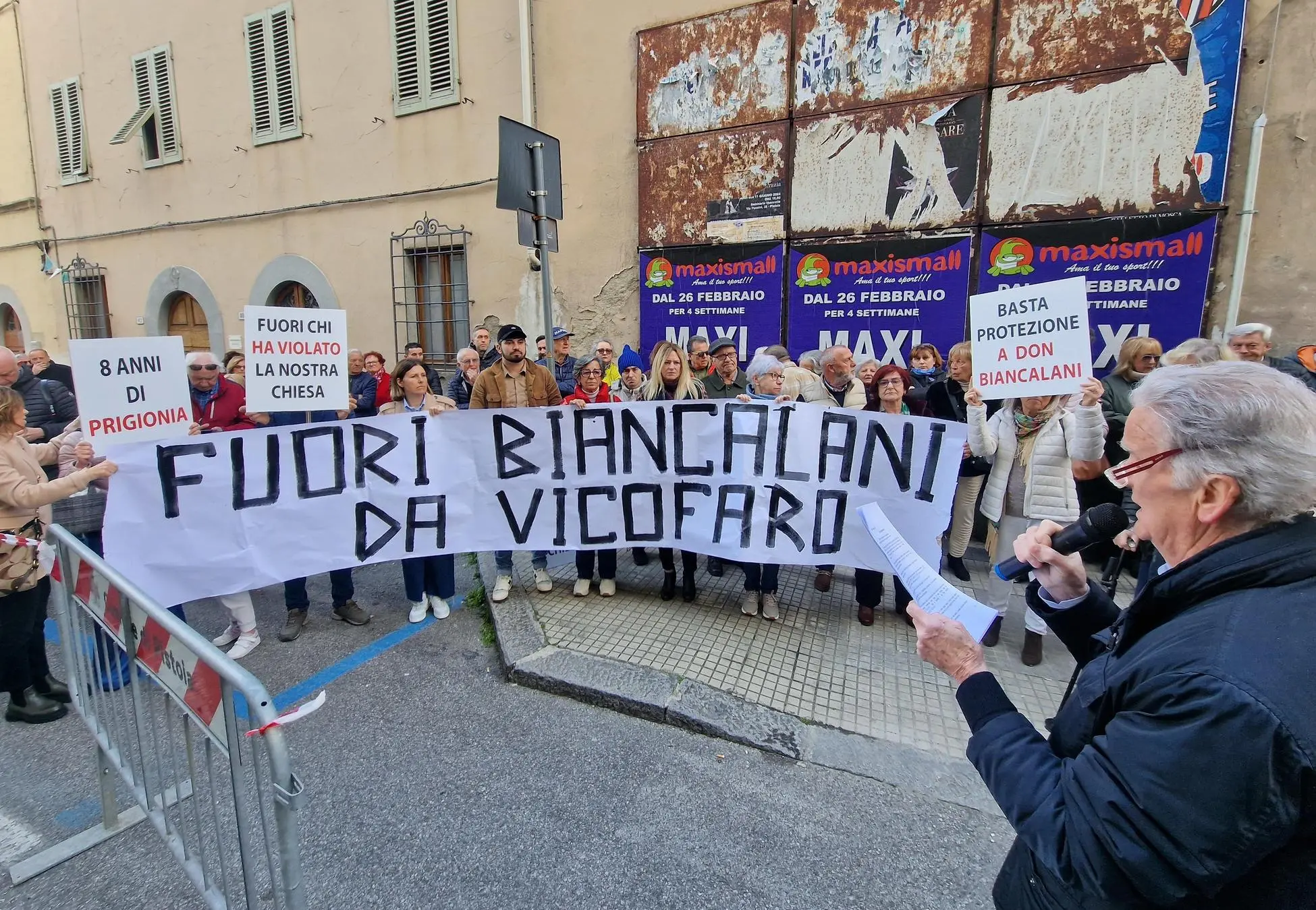 Protesta sotto la Curia. Il Comitato residenti: "Via don Biancalani. Oppure il vescovo"