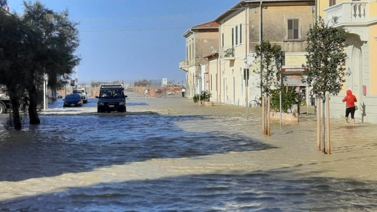 Una violenta mareggiata che ha colpito Marina di Pisa