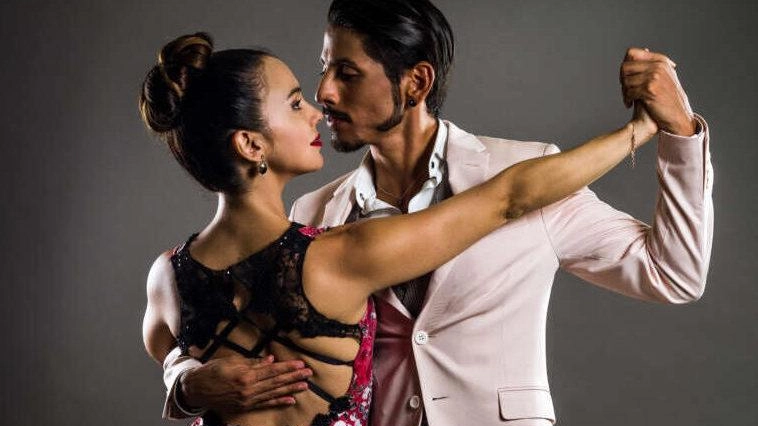 L'edizione 2024 di 'Palcoscenici Stellati' a Massa presenta una varietà di proposte musicali, tra cui il concerto di Tango Spleen a Villa Cuturi. L'Ensemble, fondato da Mariano Speranza, offre un viaggio nel mondo del tango con un repertorio ricco e coinvolgente.