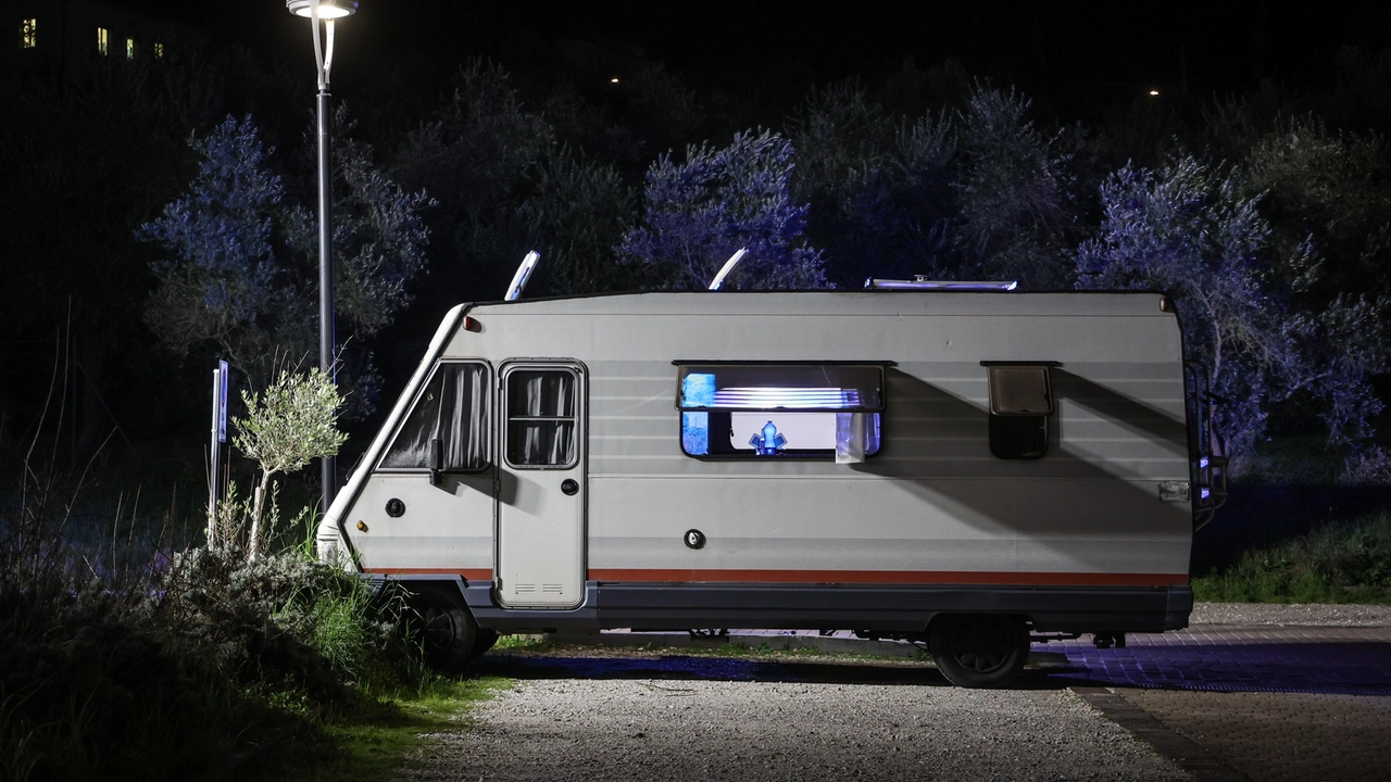 Il camper della coppia era fermo nel posteggio a pagamento lungo viale Pieraccini, davanti al pronto soccorso (foto Giuseppe Cabras/New Press Photo)