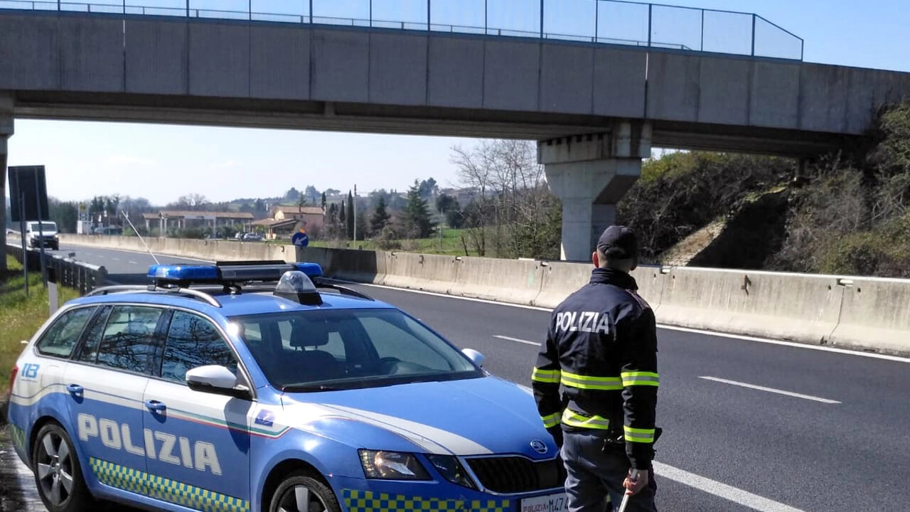 Un pattuglia della polizia stradale nel tratto aretino dell’Autostrada del Sole