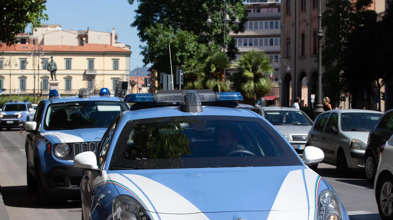 La polizia in azione a Pisa (foto d’archivio Valtriani)