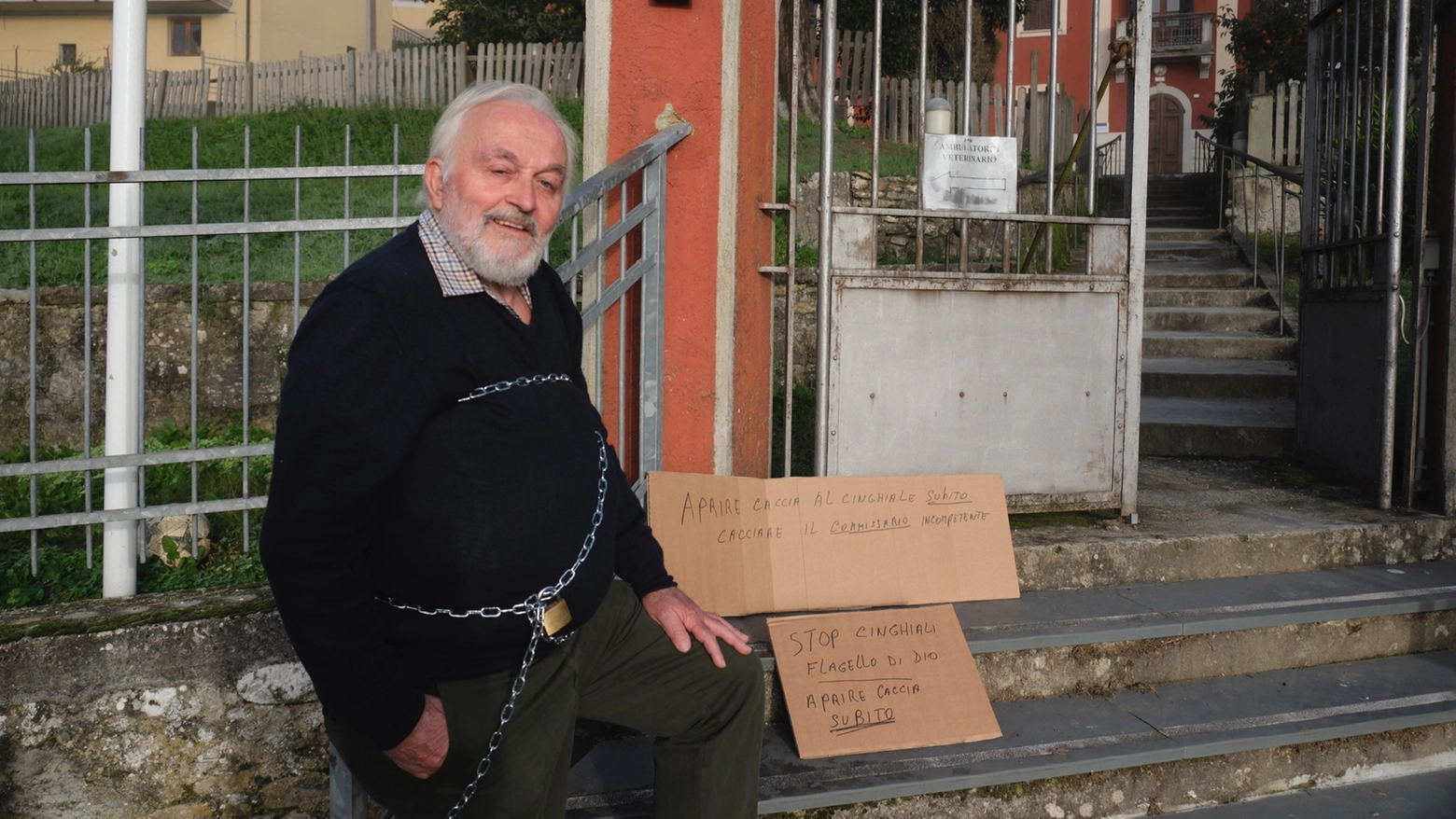 Mario Maffei incatenato all’ingresso Distretto Asl a Licciana (foto Pasquali)